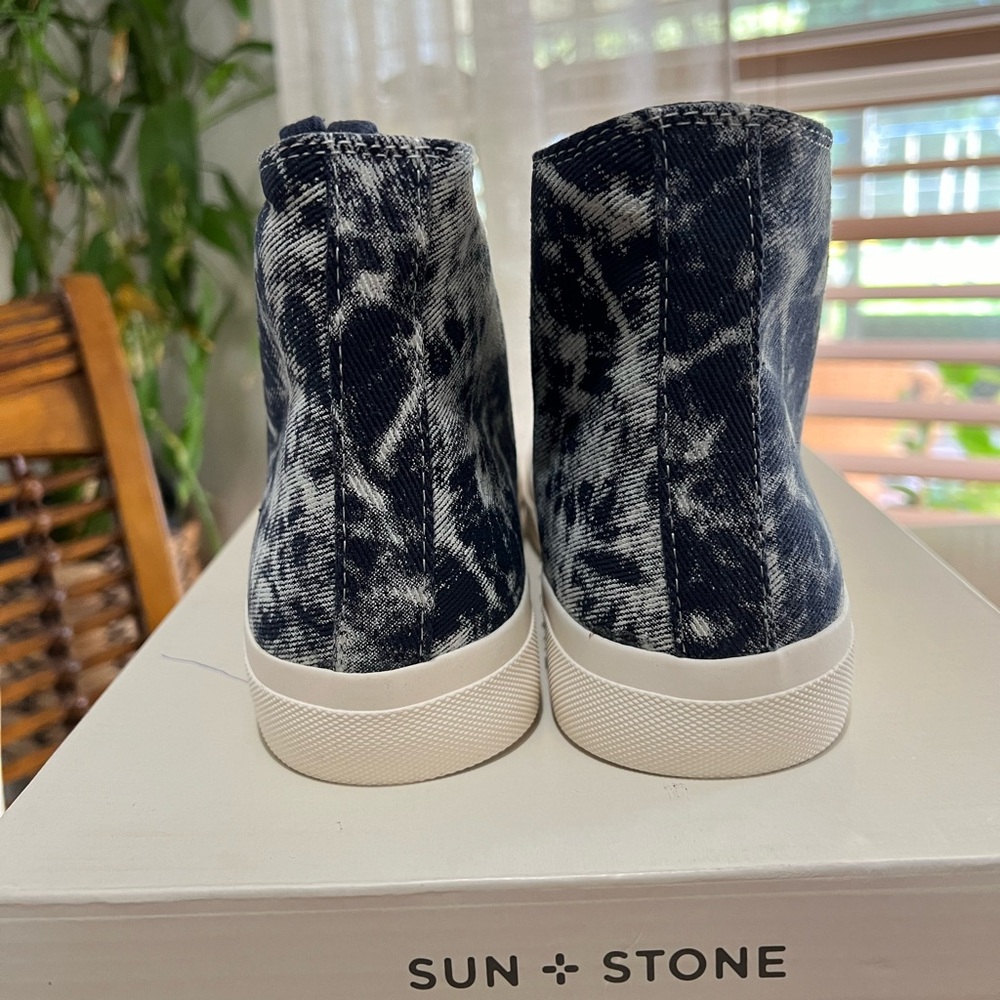 Sneakers - Picture 4 of 5